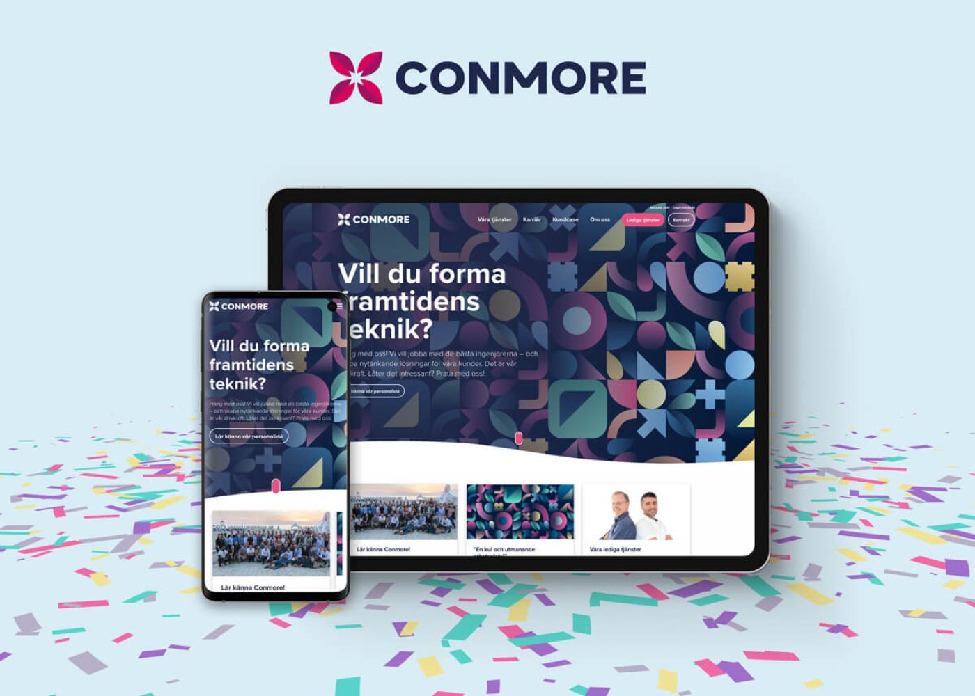 En smartphone och en surfplatta visar en färgglad webbplats med abstrakta former och svensk text under CONMORE-logotypen. Konfetti är utspridd på den ljusblå bakgrunden.