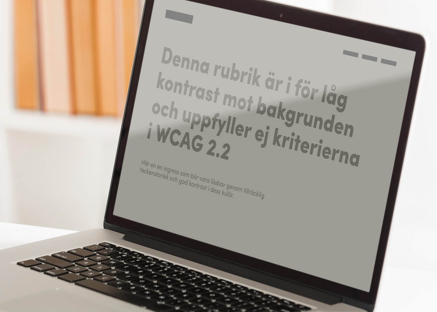 En bärbar dator visar svensk text och konstaterar att rubriken har för låg kontrast mot bakgrunden och inte uppfyller WCAG 2.2-kriterierna, vilket innebär ett tillgänglighetsproblem.