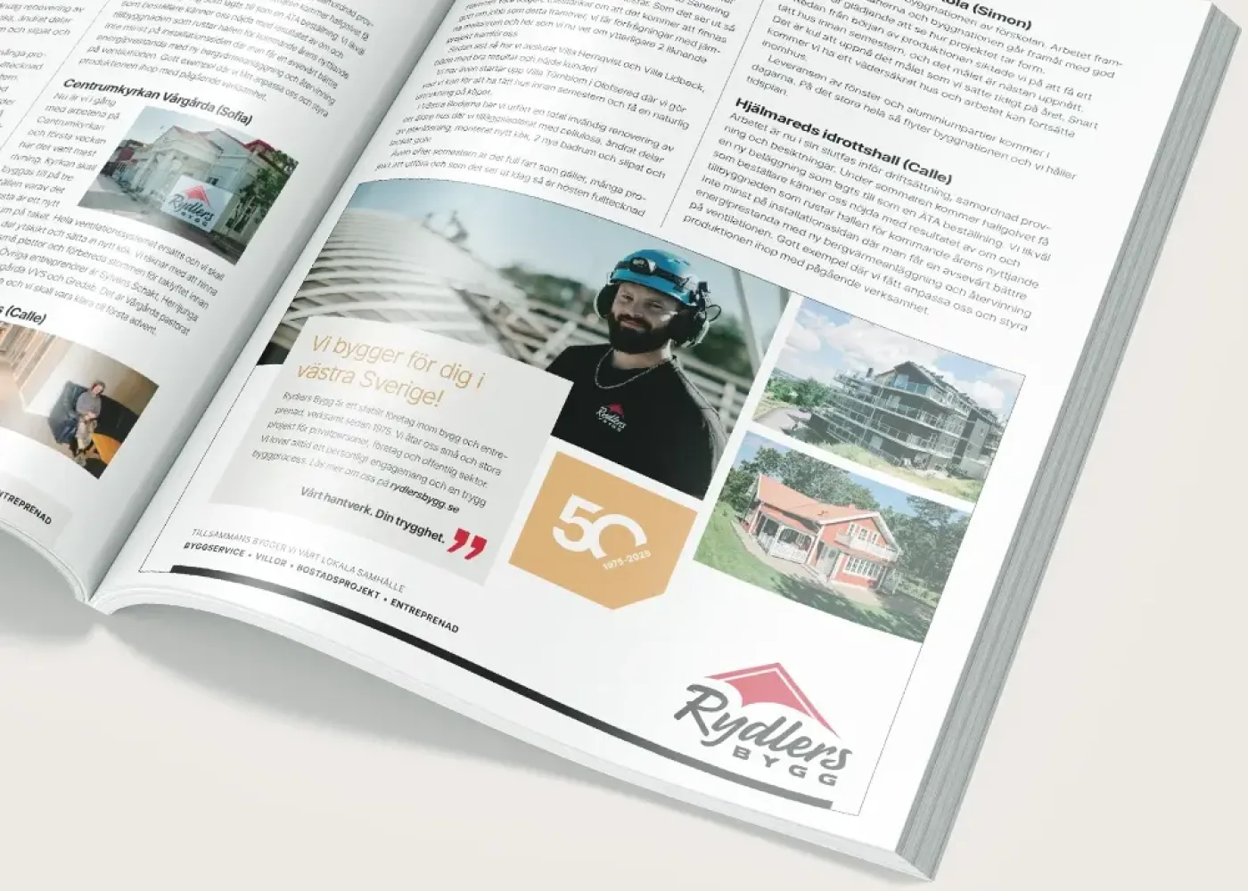 En öppen tidning visar en artikel med text på svenska, bilder på en man i byggnadsutrustning, hus, en 50-årssymbol och Rydlers Byggs logotyp längst ned till höger.
