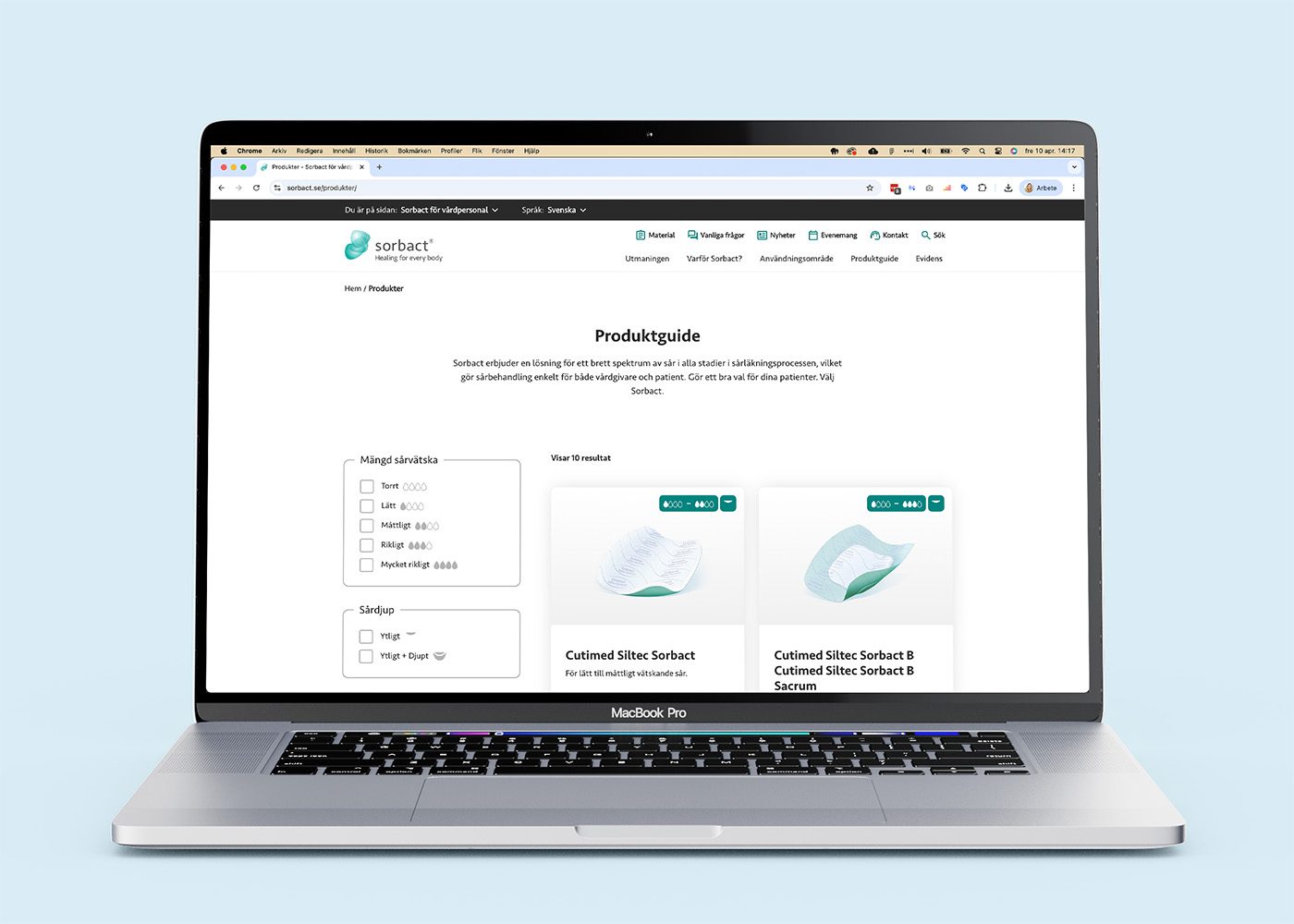 En MacBook Pro som visar en produktguide på en webbplats med bilder och beskrivningar av medicinska förband, filteralternativ till vänster och två sårvårdsprodukter i mitten. Bakgrunden är ljusblå.